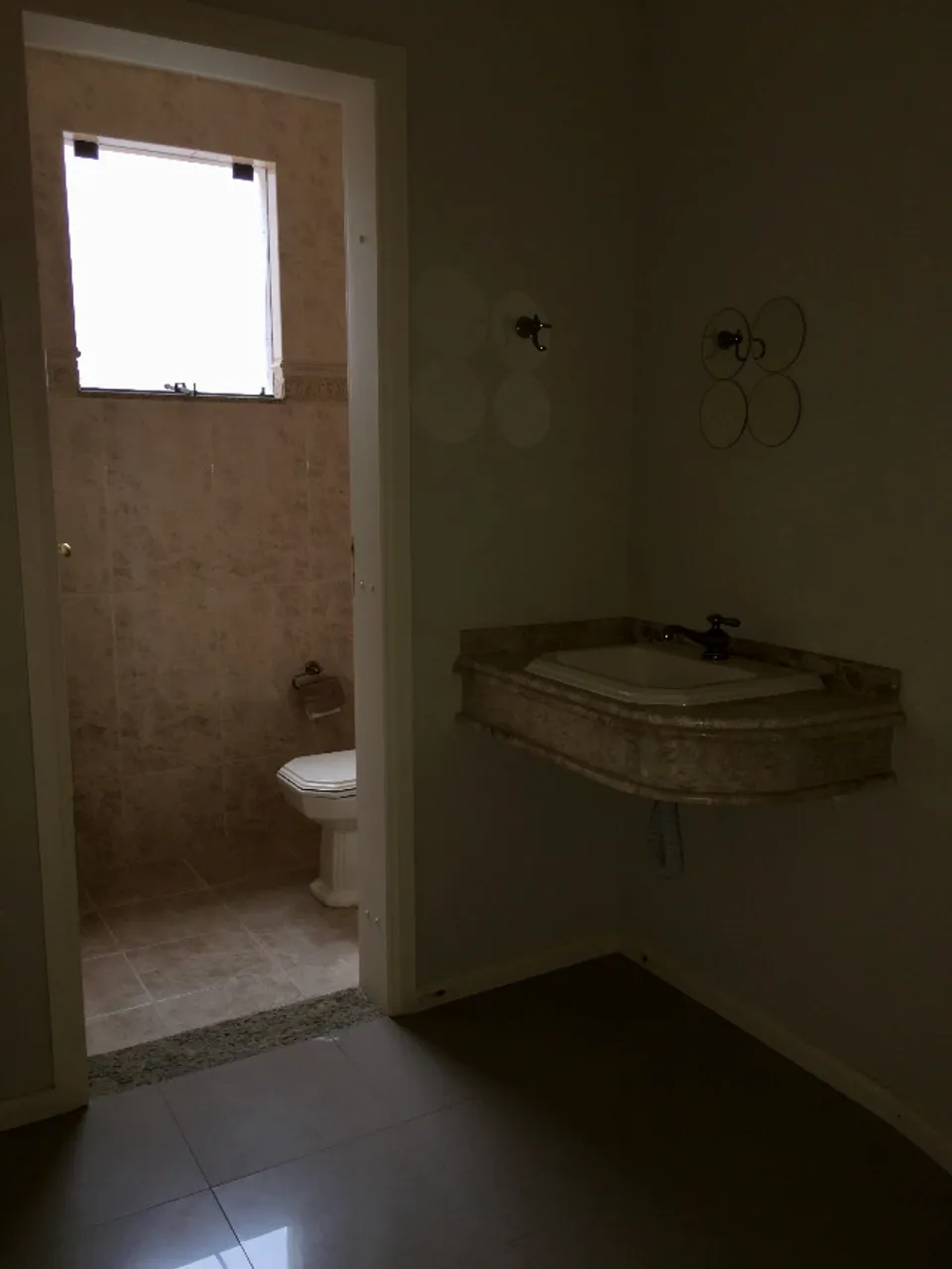 4-bedroom house with a bathtub in Curitiba — photo 7