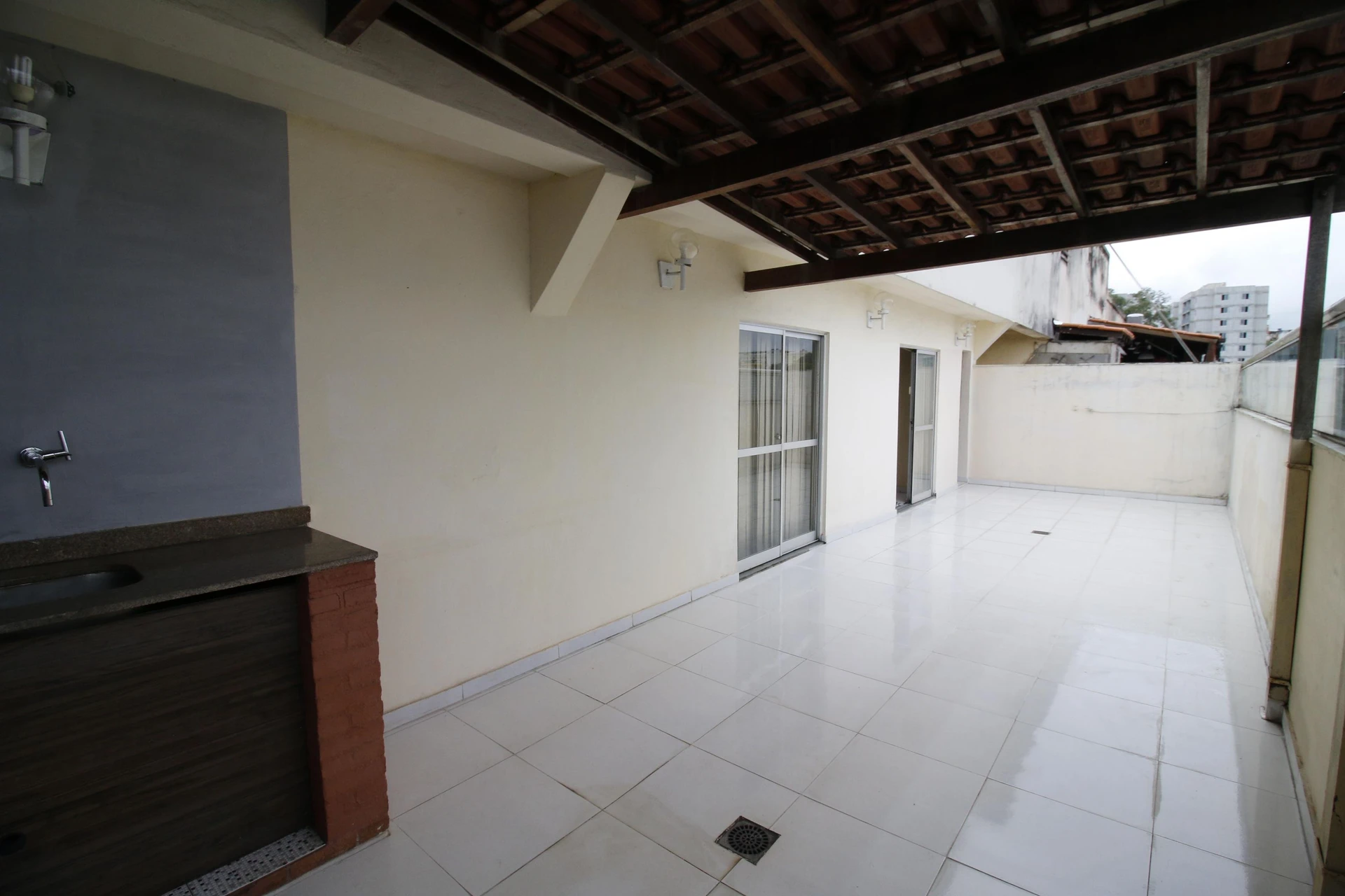 Balcony with a grill in a 3-bedroom apartment, 128 m² — photo 14