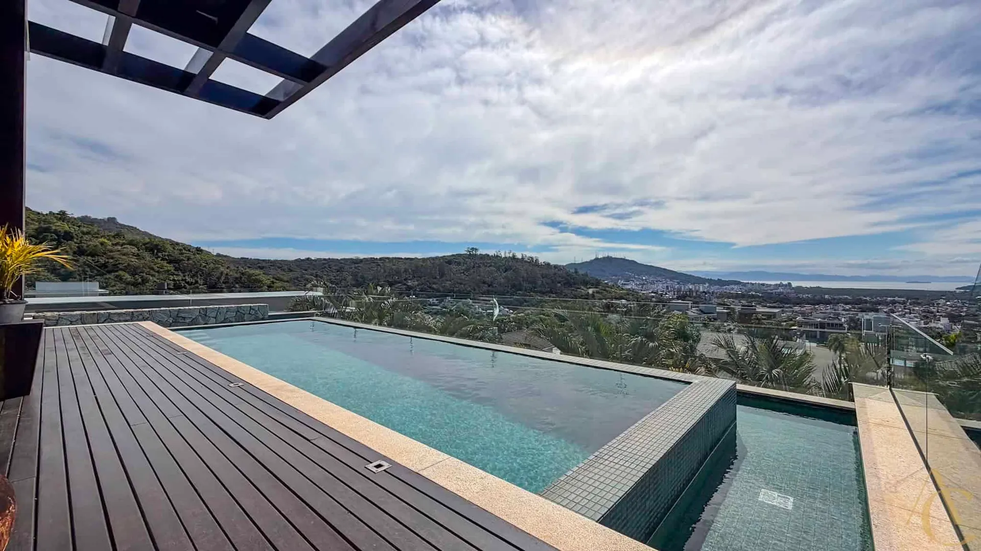 Furnished house, 689 m², with a grill on the balcony — photo 88