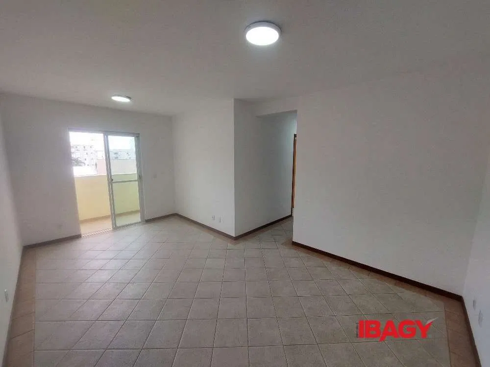 Apartamento de 2 dormitorios con cocina cerrada