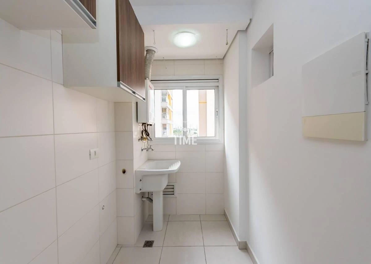 Wood or laminate floors in a 3-bedroom apartment, 69 m² — photo 12