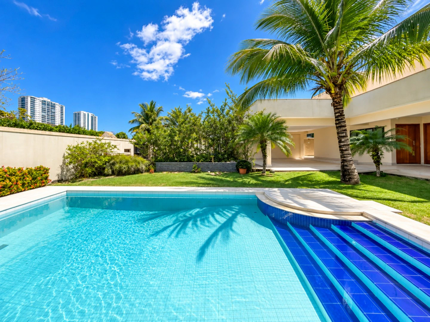 Furnished house with 6 bedrooms and 5 en-suites