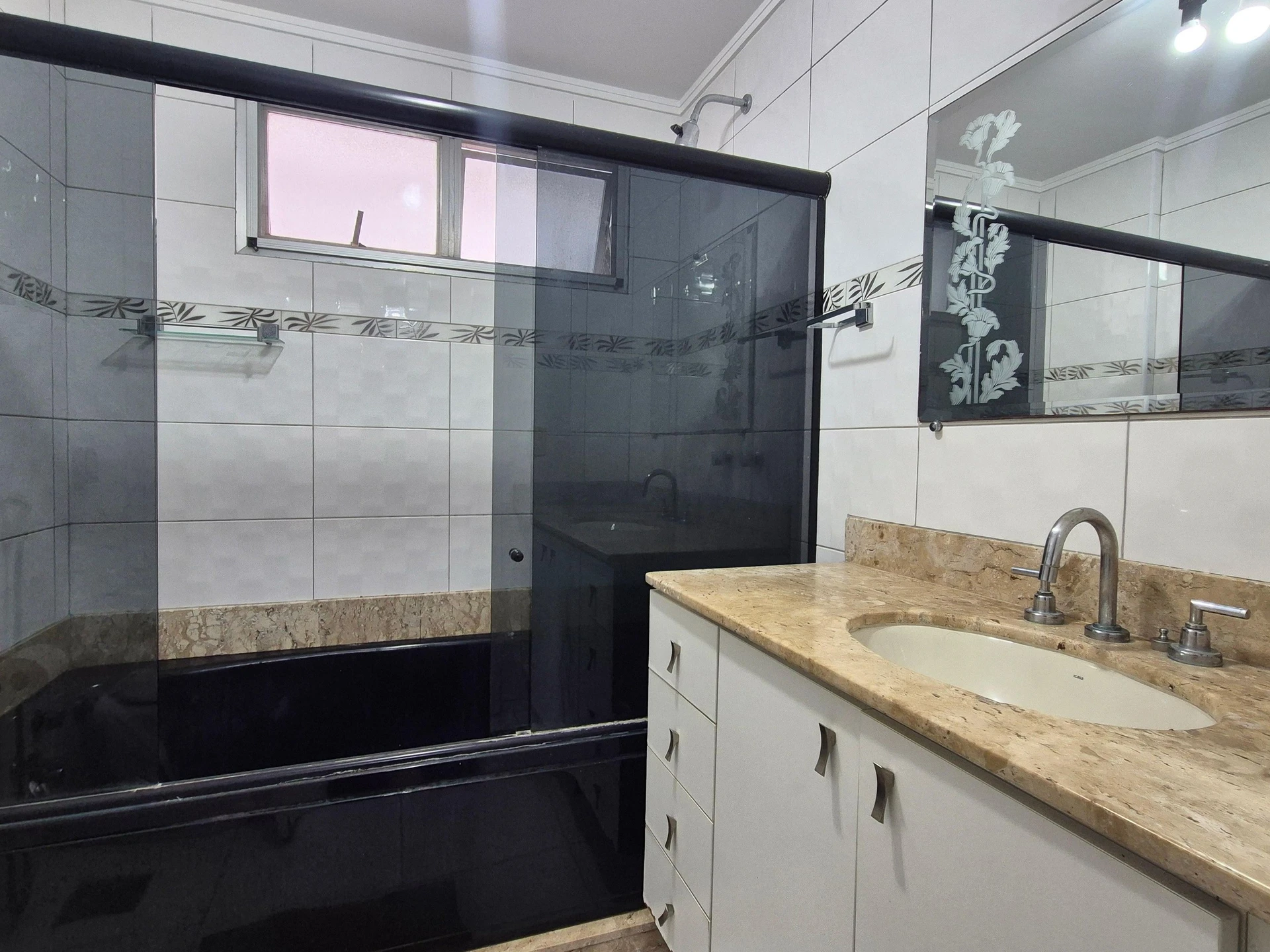 4-bedroom apartment with 3 bathrooms and a balcony — photo 27