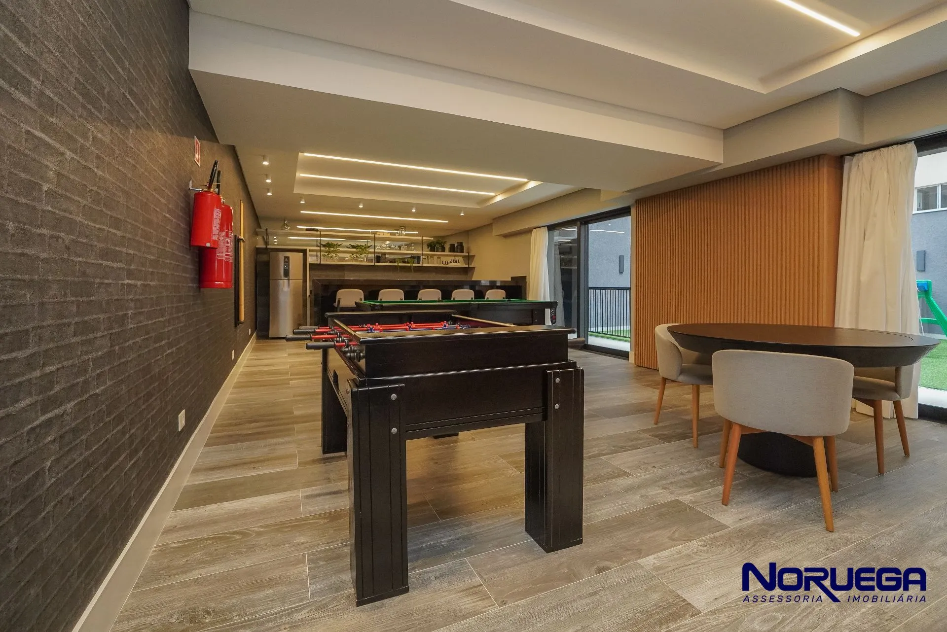 3-bedroom apartment with a glass-enclosed balcony — photo 8