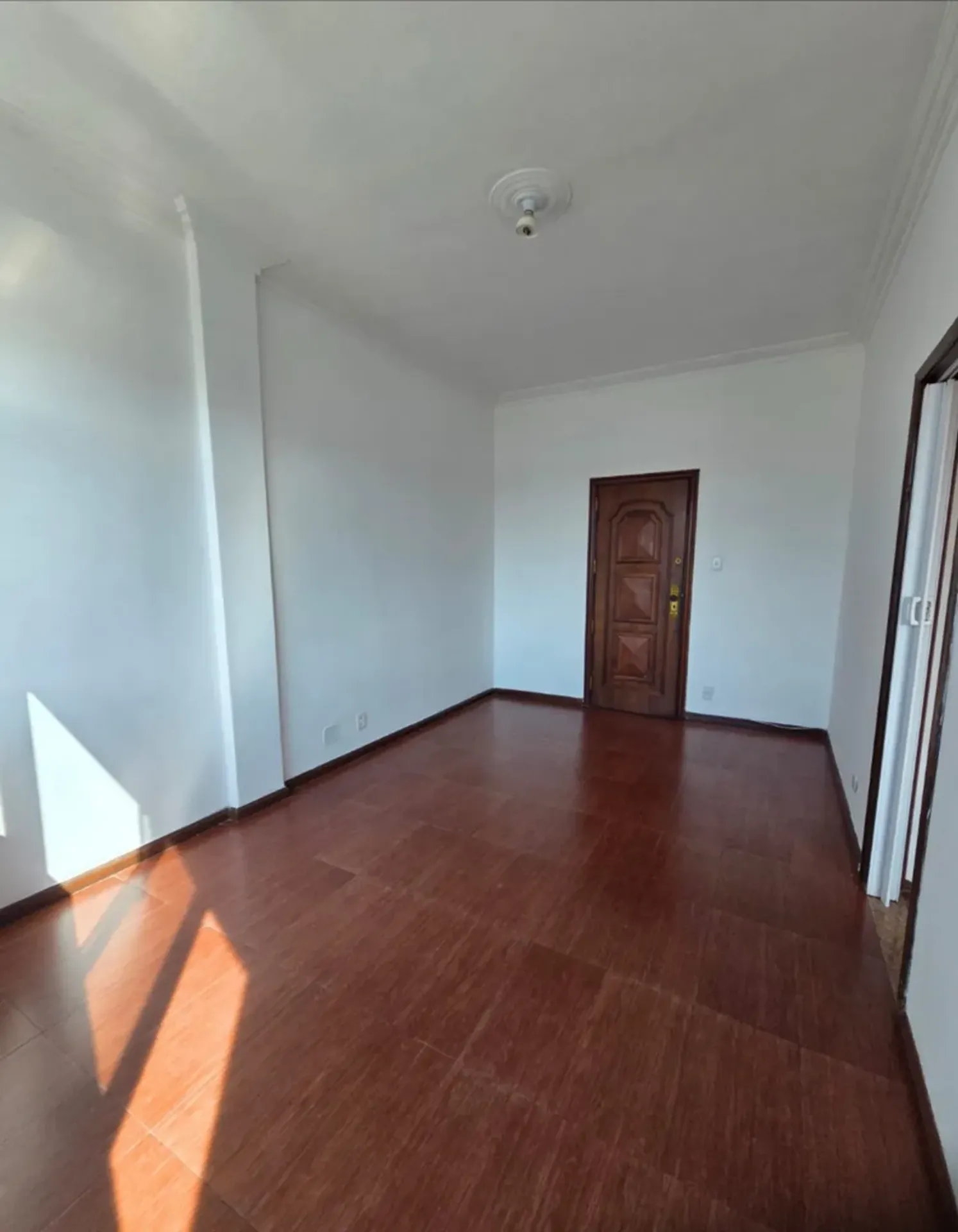 Wood or laminate floors in a 2-bedroom apartment, 75 m² — photo 8