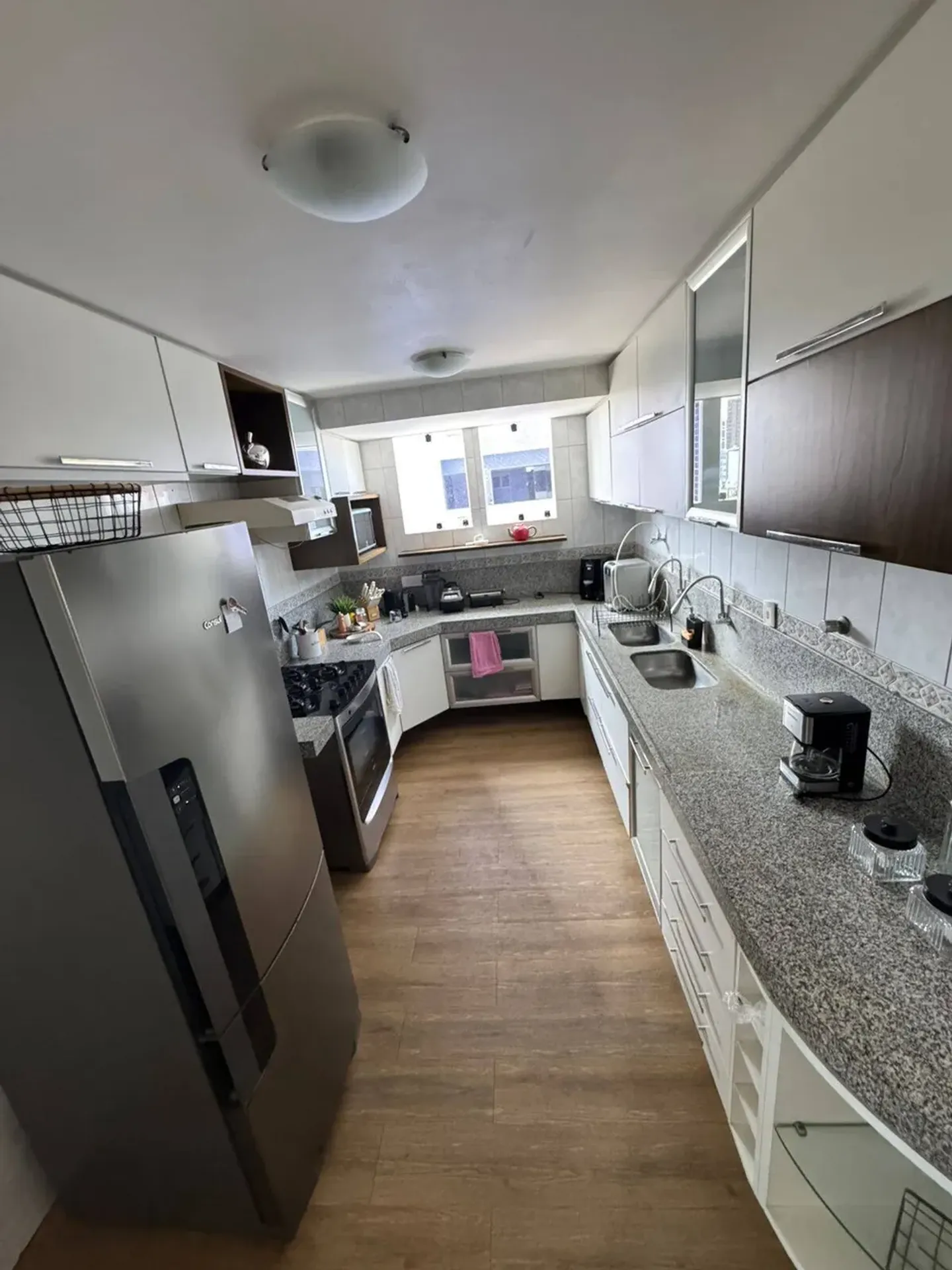 4-bedroom apartment in a building with a pool — photo 15