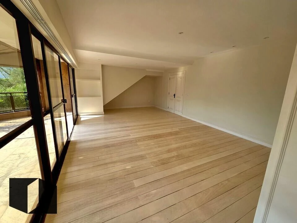 250 m² apartment with 4 bedrooms and 2 parking spaces — photo 15
