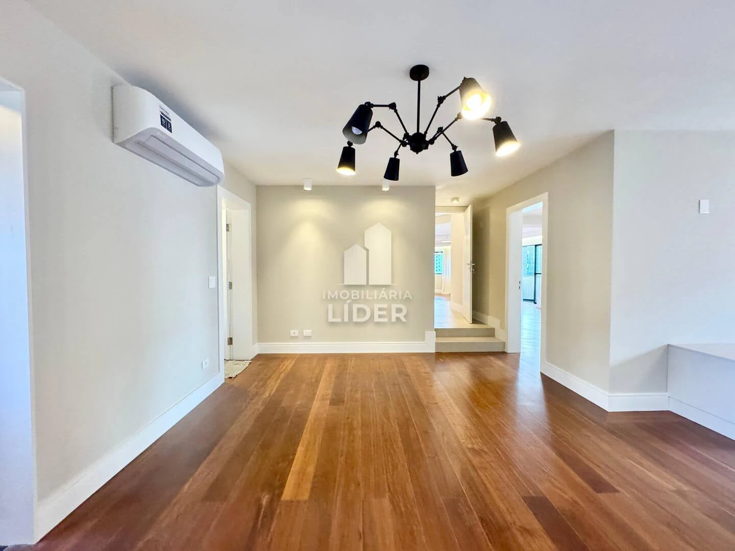 Apartment with 4 bedrooms and 3 parking spots, balcony — photo 11