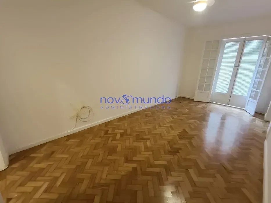 Apartamento de 3 quartos com piso de madeira ou laminado — photo 8