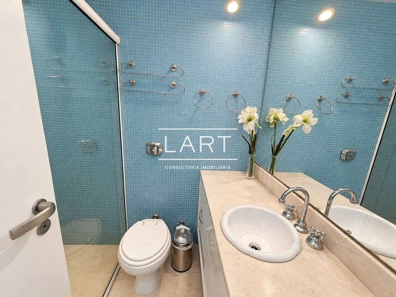 Furnished apartment, 220 m², with floor-to-ceiling windows — photo 12