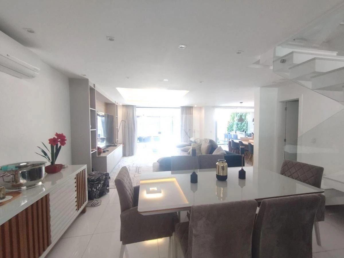 290 m² house with 3 en-suite bedrooms and glass balcony — photo 11