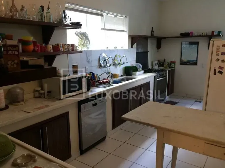 Furnished house with 4 bedrooms and 600 m² — photo 4
