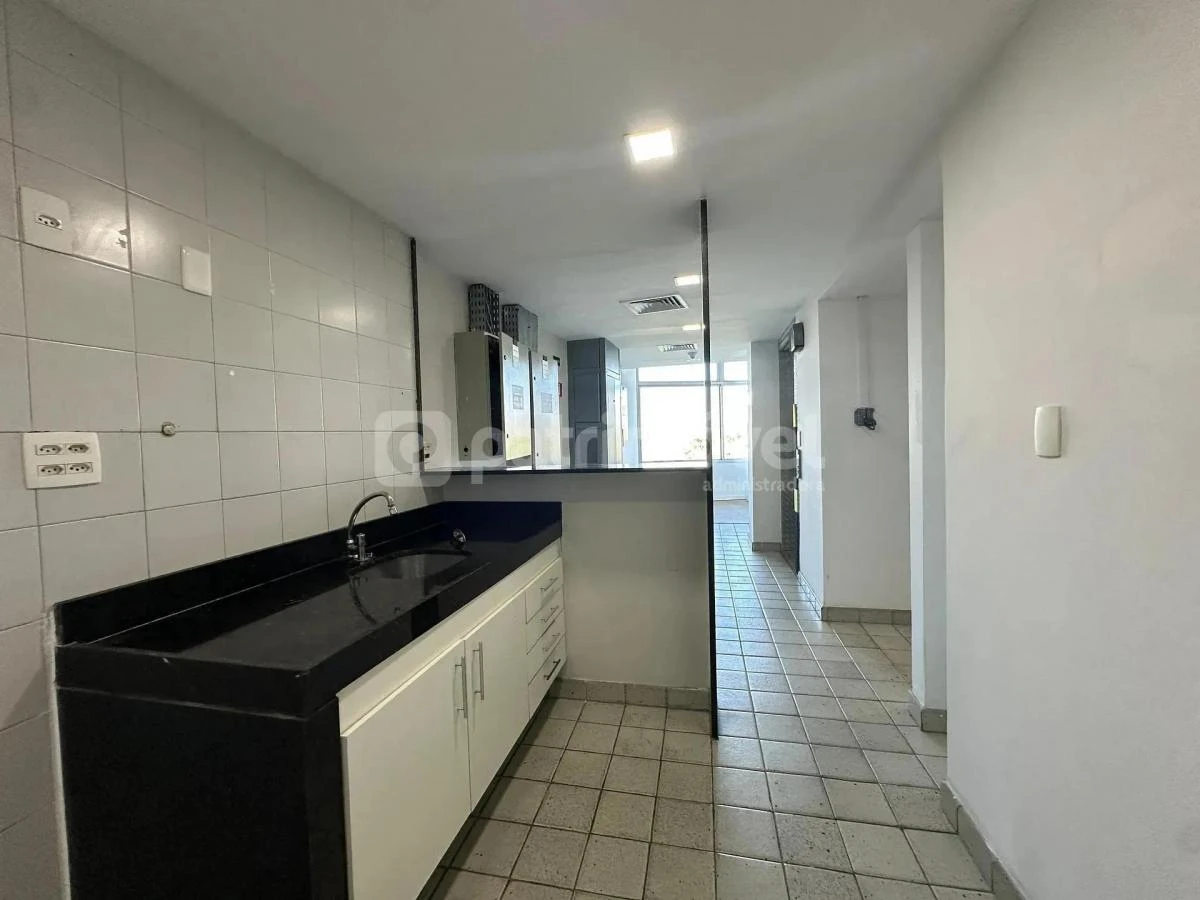 629 m² apartment with a separate kitchen and 3 bathrooms — photo 2