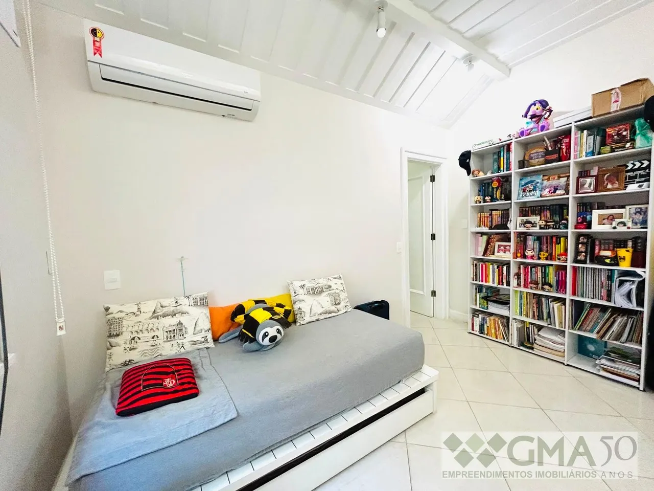Apartamento com cozinha fechada e fogão a gás — photo 20