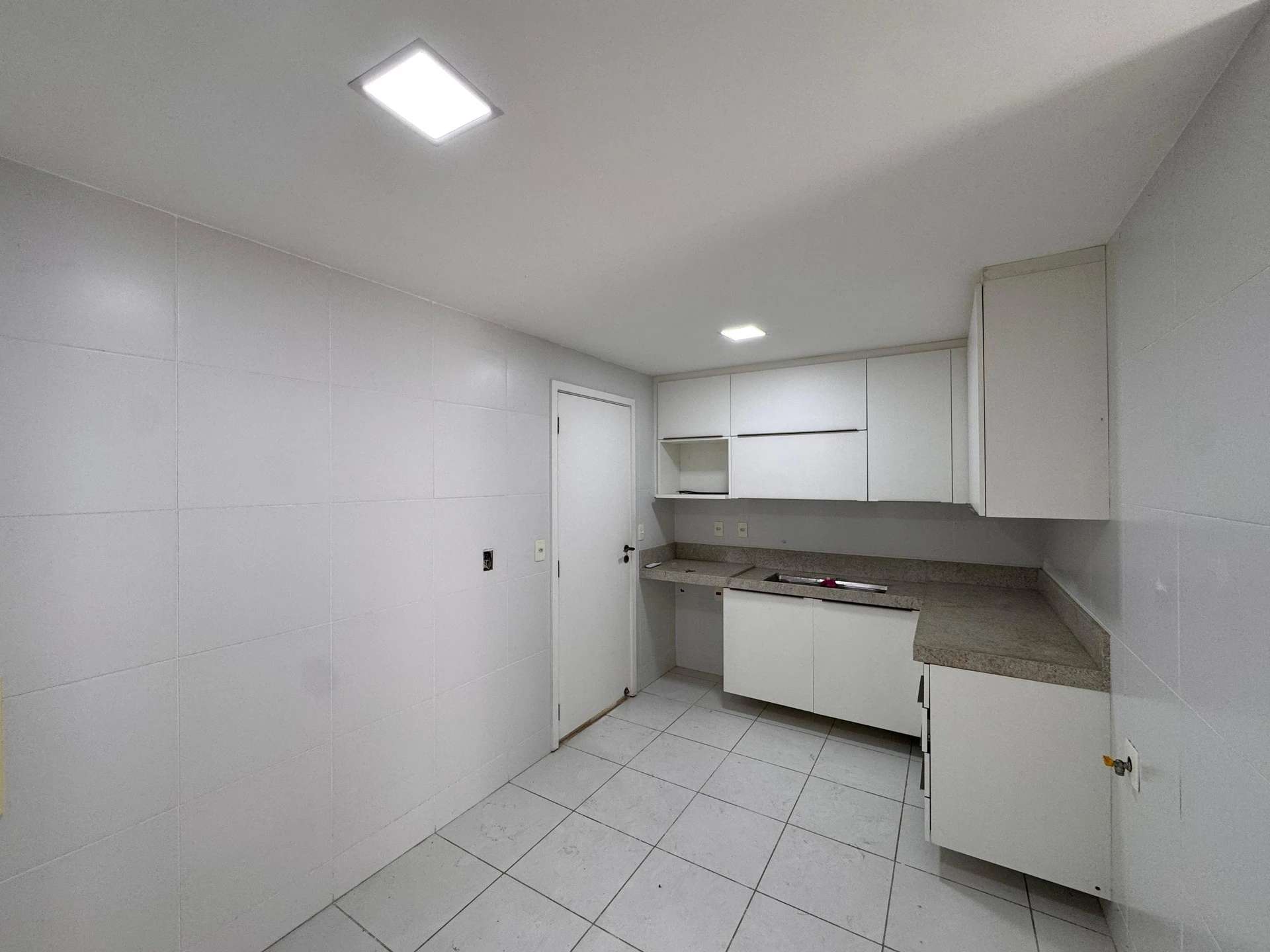 Furnished apartment, 158 m², with a water view — photo 2