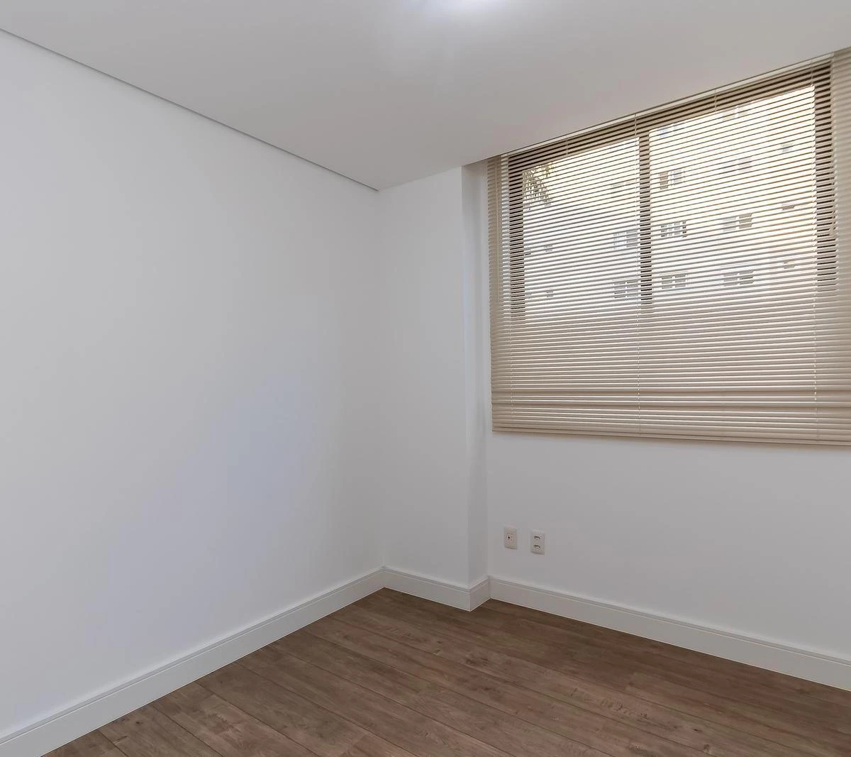 Квартира 71 м² с застеклённым балконом и панорамными окнами — photo 13