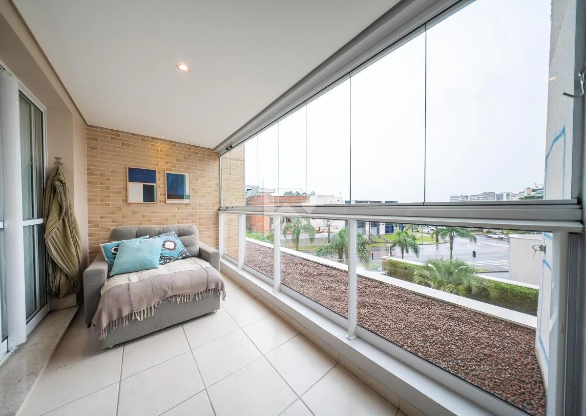 Glass-enclosed balcony in a 3-bedroom apartment, 166 m² — photo 26