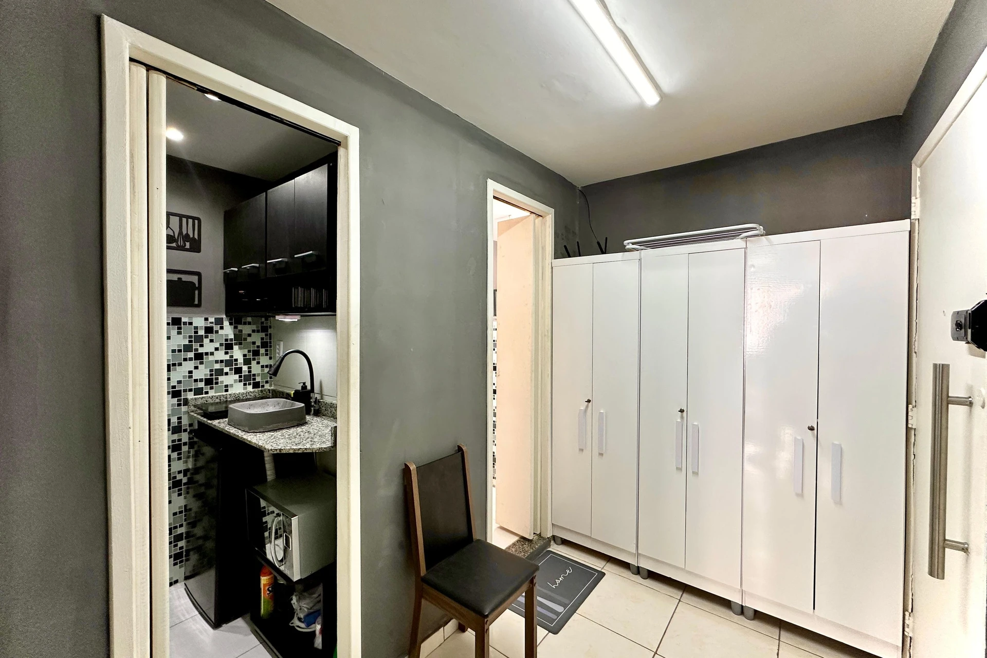 Furnished studio with 1 bedroom and a glass shower — photo 2