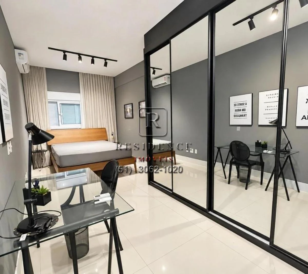Balcony with a grill in a 2-bedroom apartment, 172 m² — photo 8