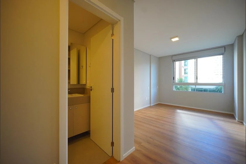 Apartment with 3 en-suite bedrooms and integrated kitchen — photo 8