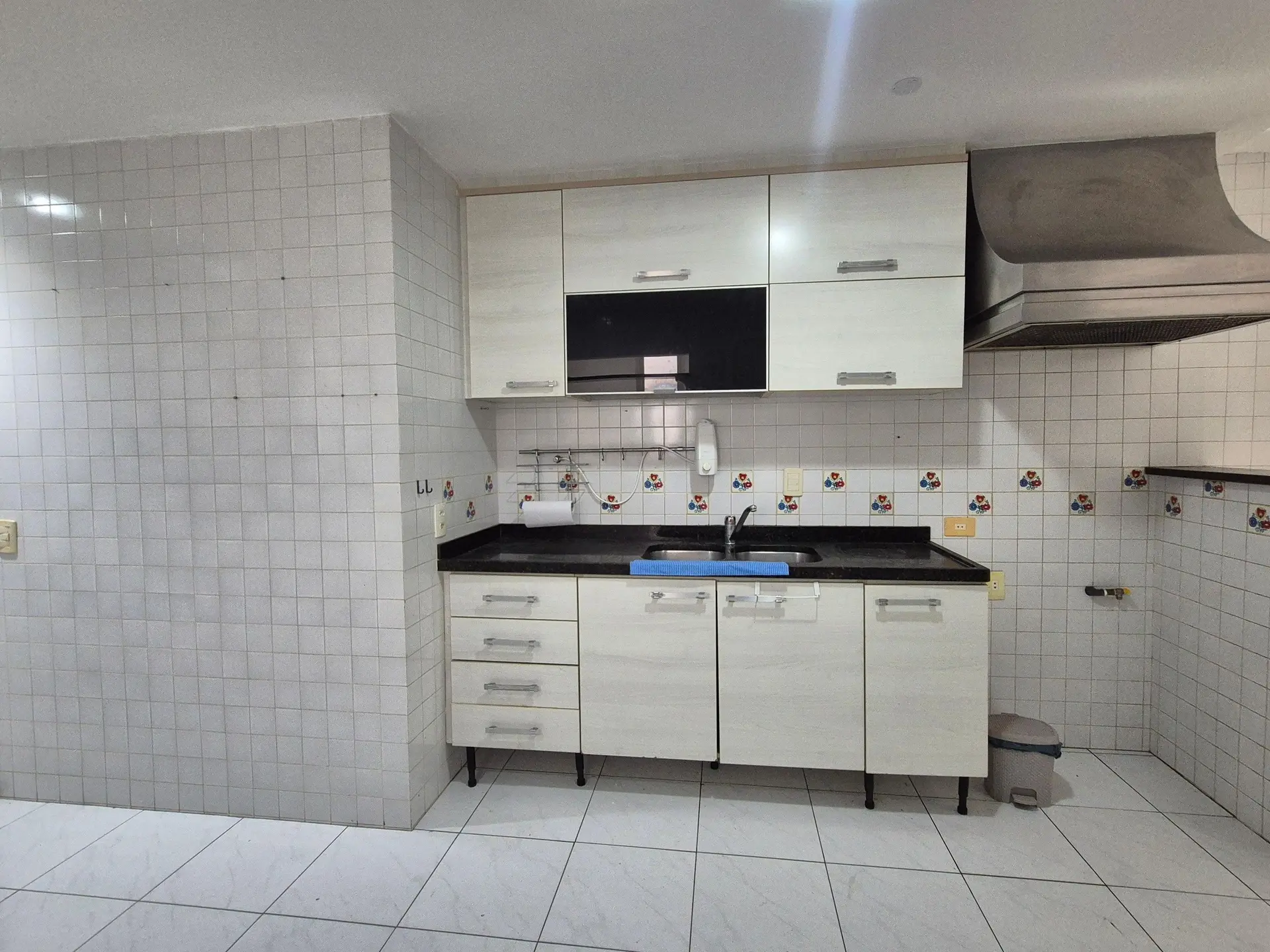 4-bedroom apartment with 3 bathrooms and a balcony — photo 44