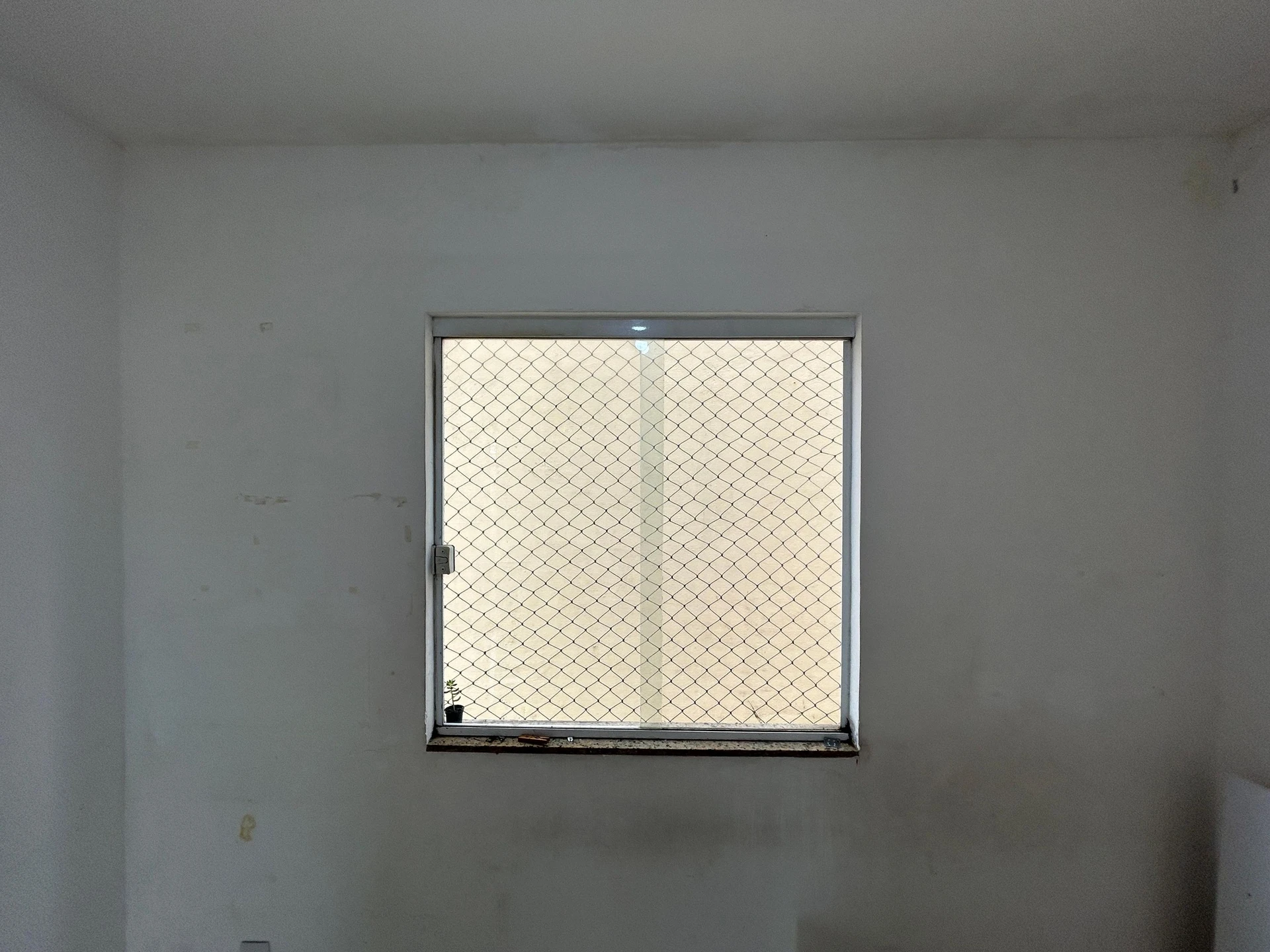 Balcony with a grill in a 3-bedroom apartment, 130 m² — photo 30