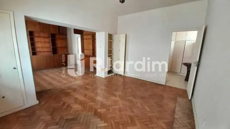 Unfurnished house with 6 bedrooms and 401 m² — photo 19