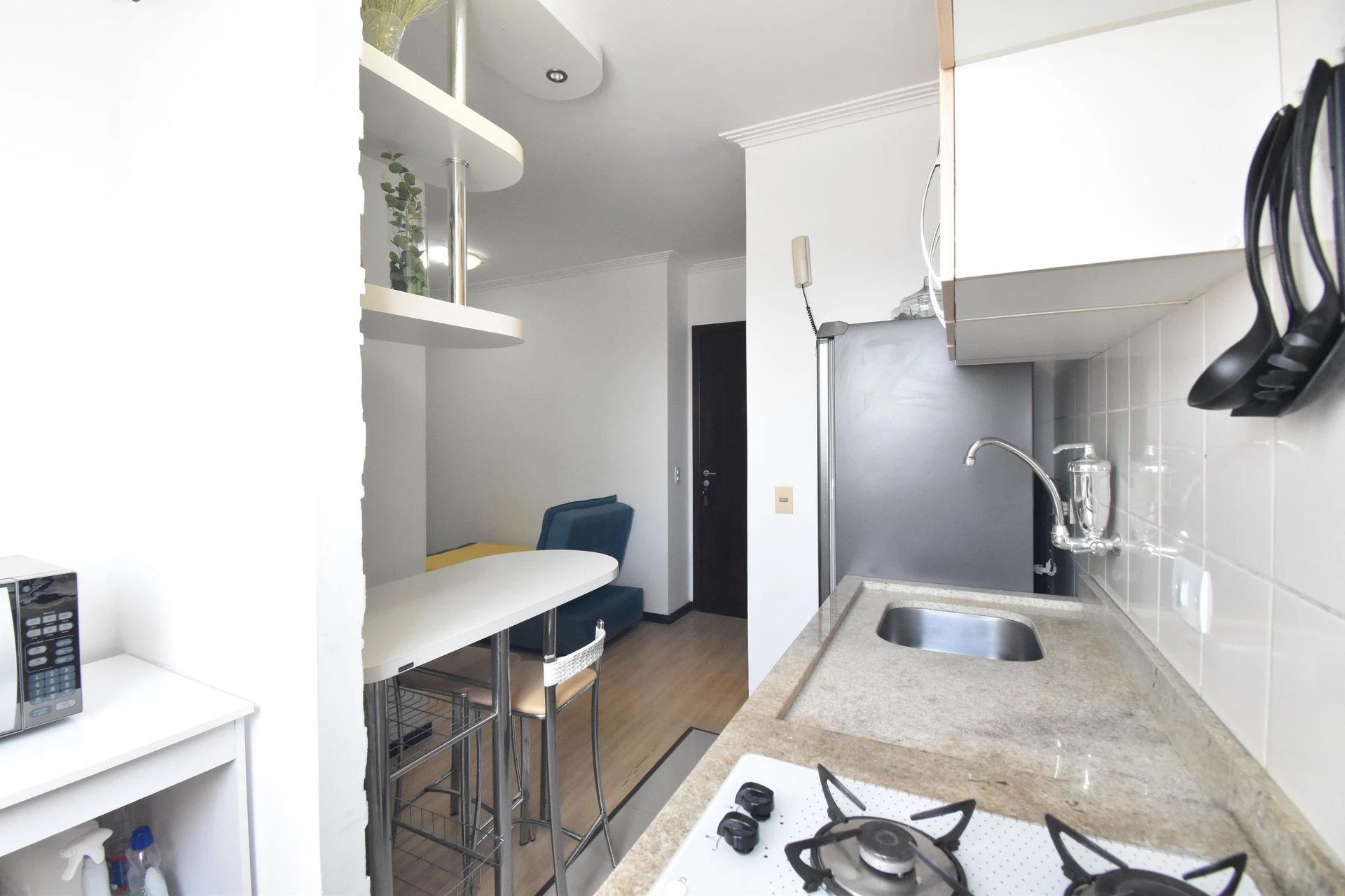 Furnished studio with 1 bedroom and 1 bathroom — photo 3