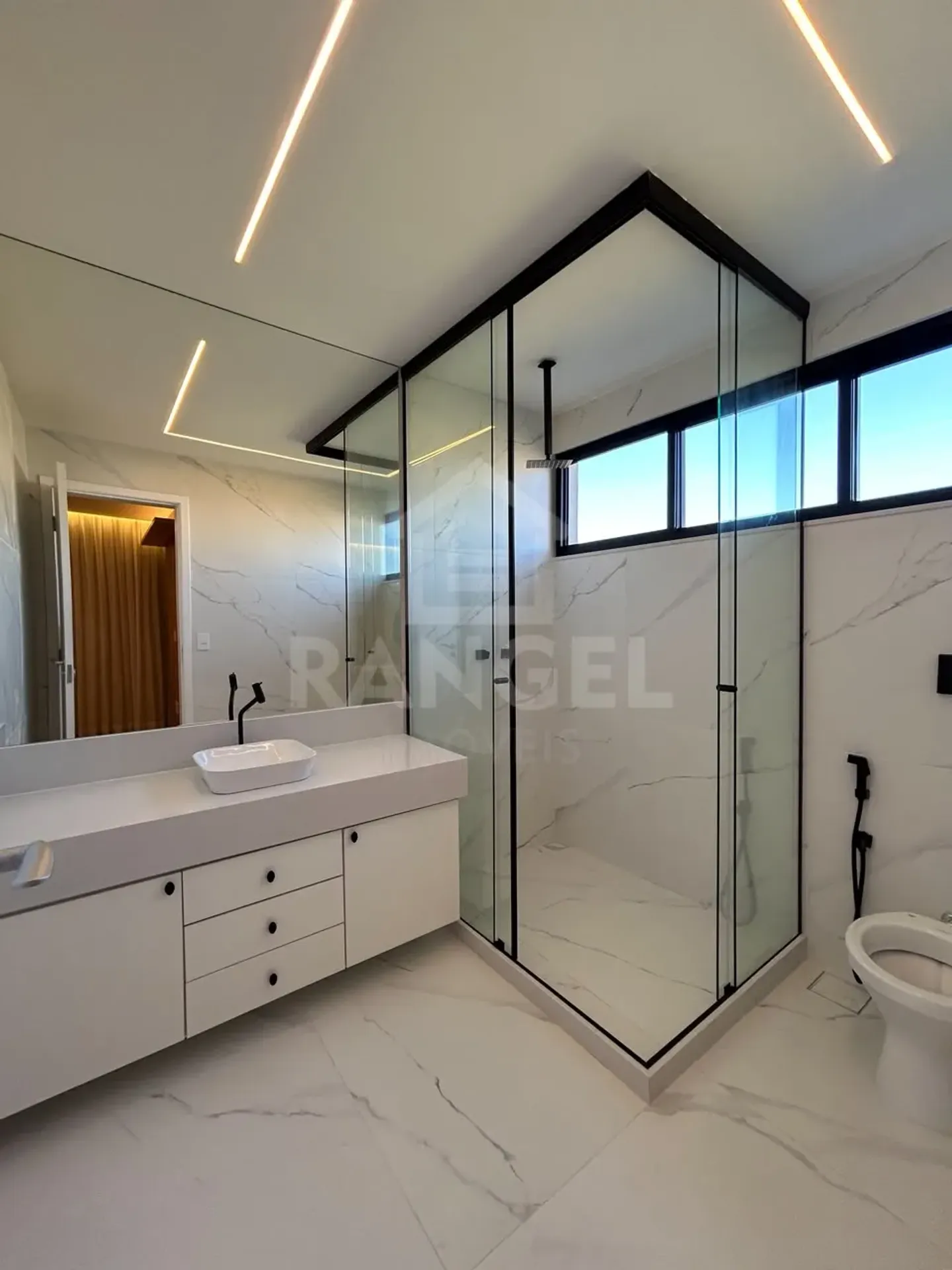 House with 3 bedrooms, 5 bathrooms, and 2 parking spaces — photo 22