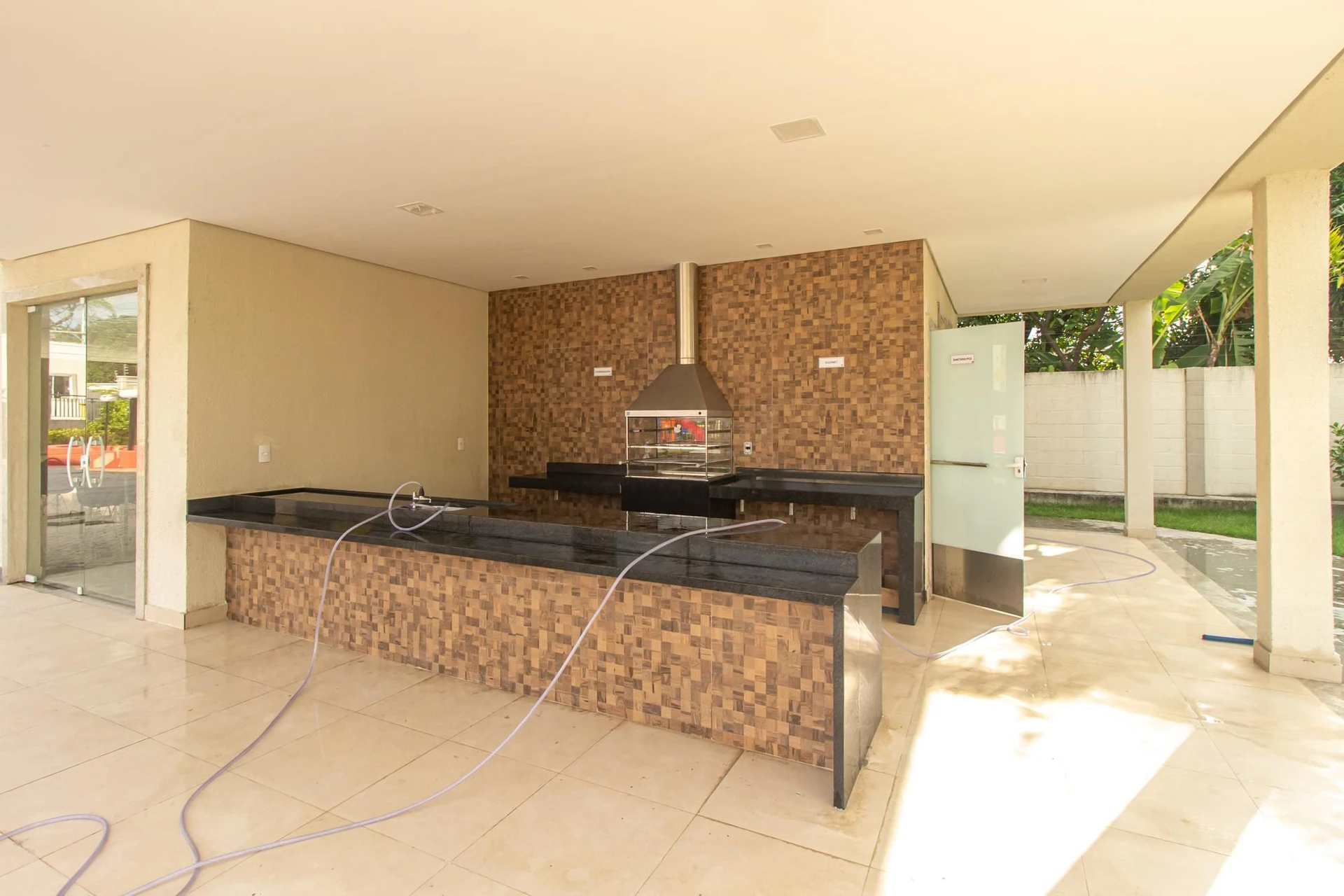 Unfurnished apartment with 2 bedrooms and laundry area — photo 35