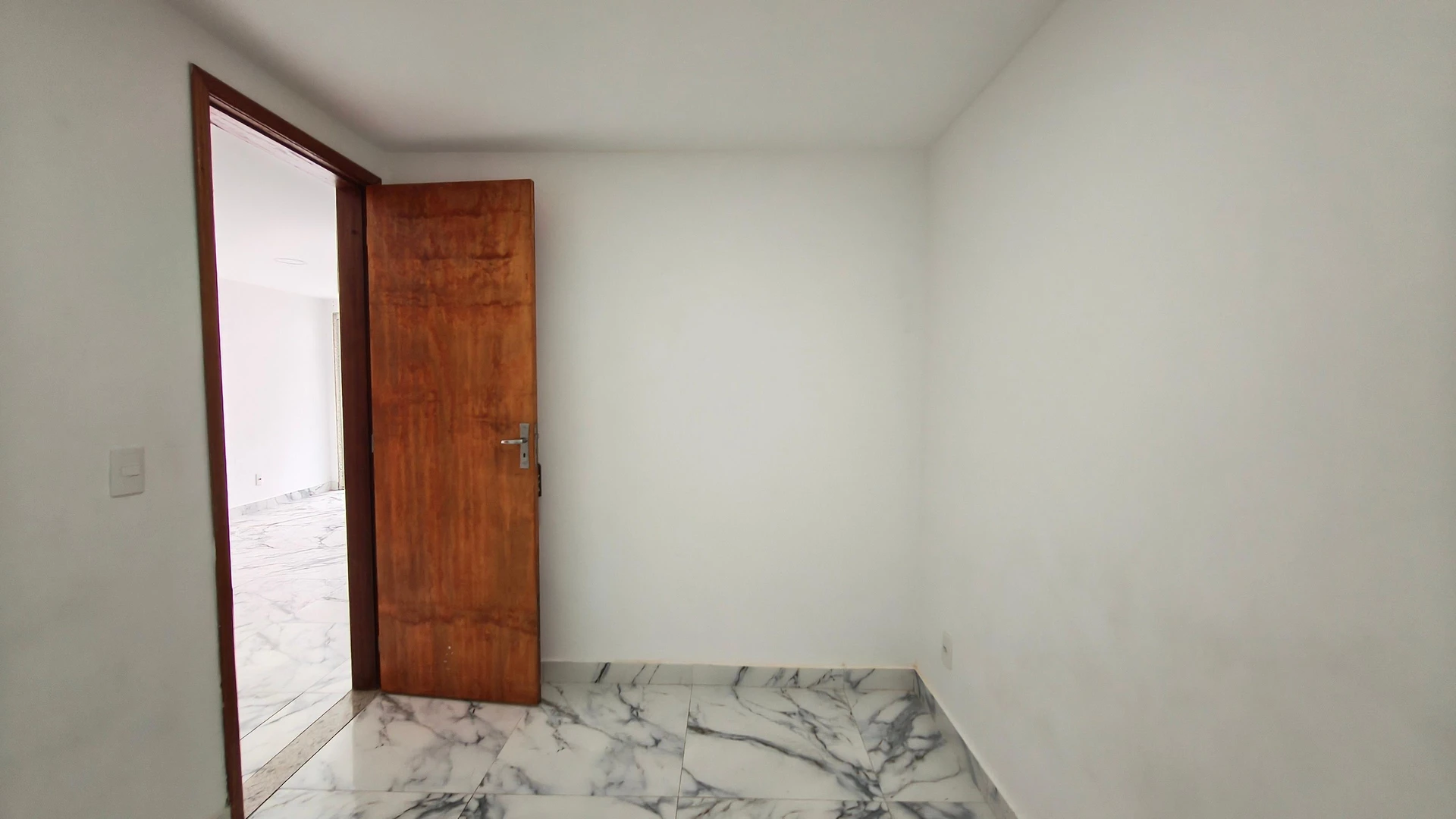 2-bedroom apartment with a glass-enclosed balcony — photo 4