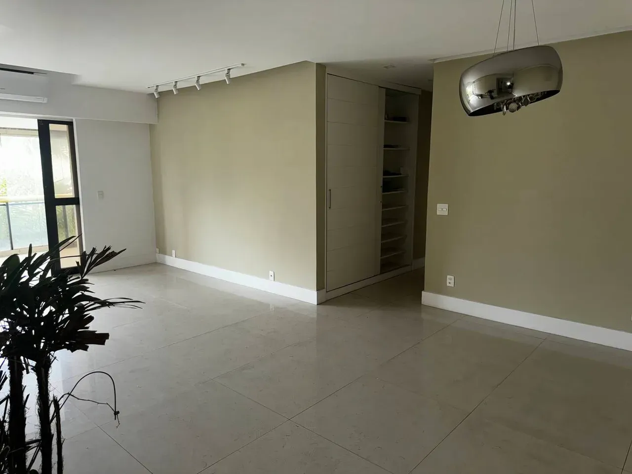 Apartamento com 4 quartos e varanda de vidro — photo 20