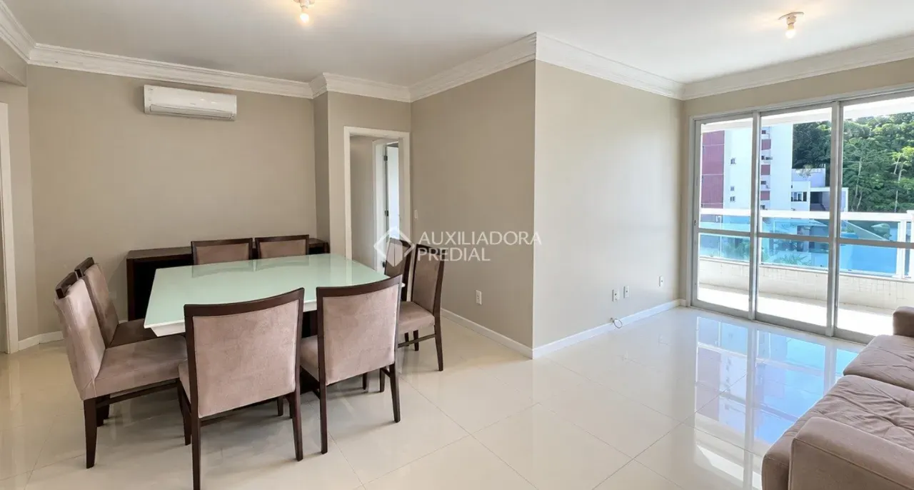 Balcony with a grill in a 4-bedroom apartment, 125 m² — photo 10