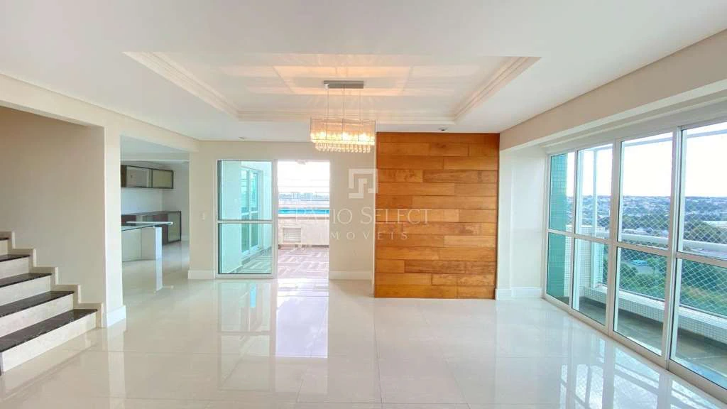 4-bedroom apartment with 4 en-suite baths and big windows