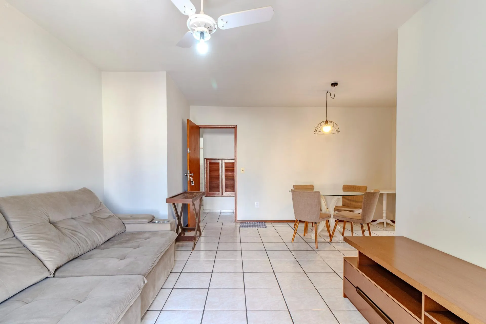 Balcony with a grill in a 2-bedroom apartment, 60 m² — photo 5