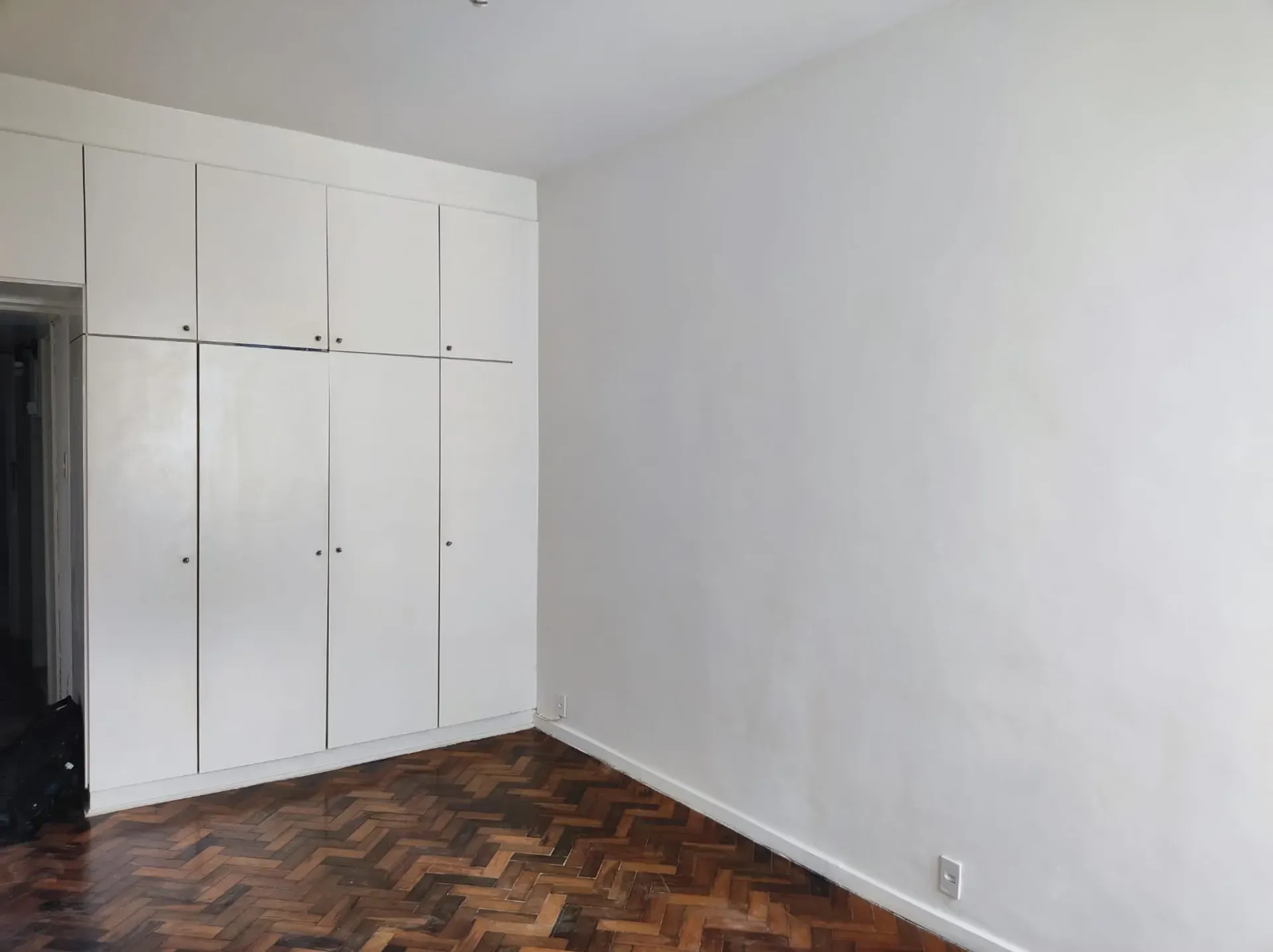 Studio com piso de madeira ou laminado, Centro — photo 5