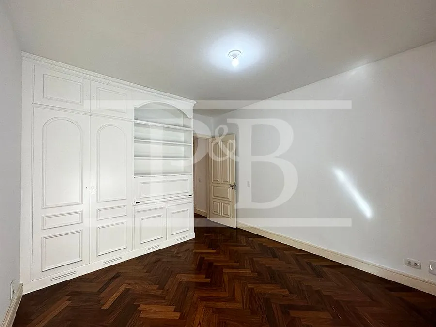 250 m² apartment with 4 bedrooms and a glassed-in balcony — photo 25