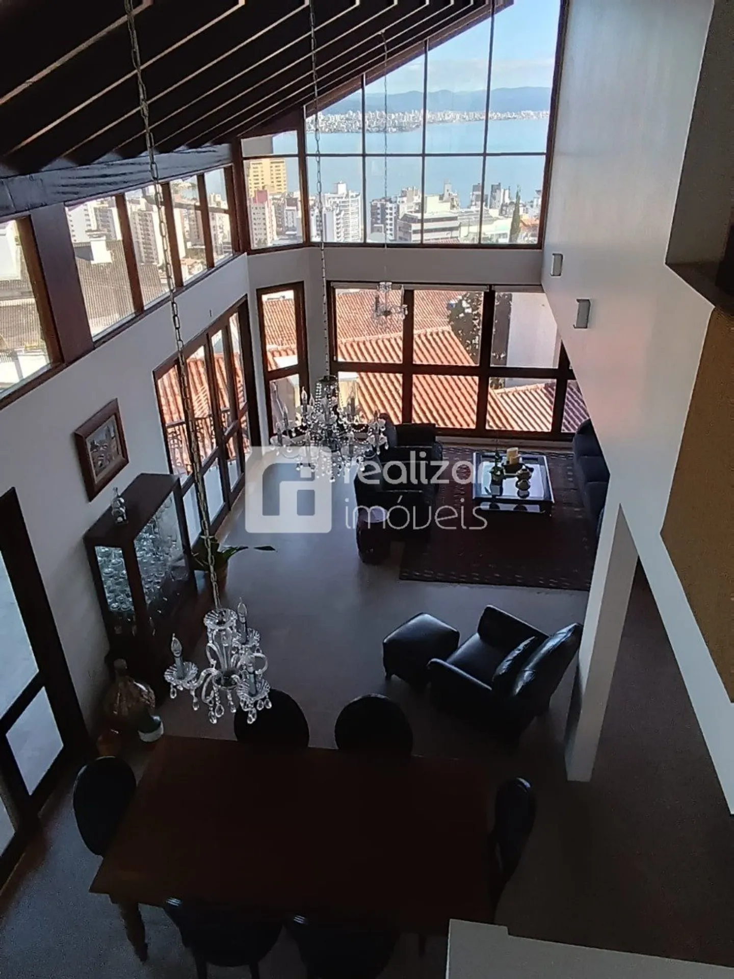House with 4 en-suite bedrooms, 6 baths and 8 parking