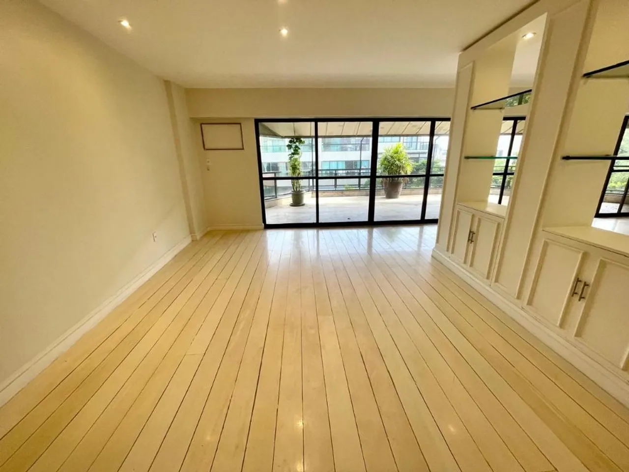 3-bedroom 3-bath apartment with 250 m² and 3 parking — photo 6