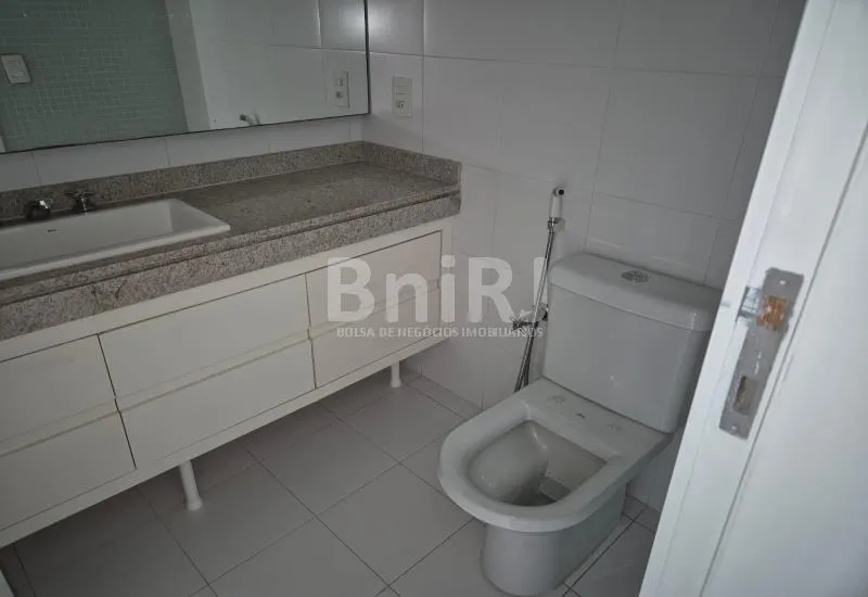Apartment with 4 bedrooms and a glass balcony — photo 23