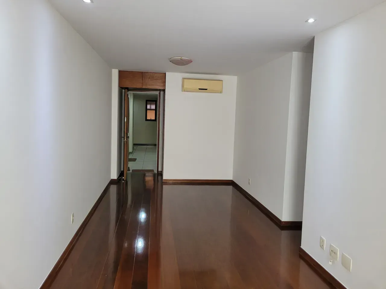 Apartamento de 2 quartos, varanda com janelas do chão ao teto — photo 14