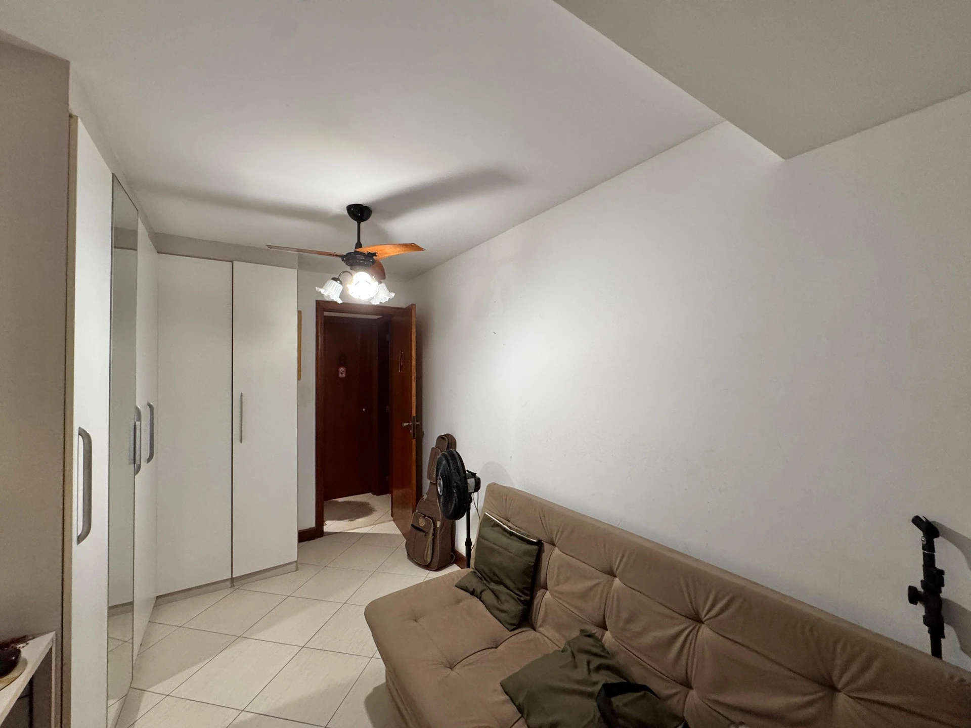 Walk-in closet in a 3-bedroom apartment, 130 m² — photo 31