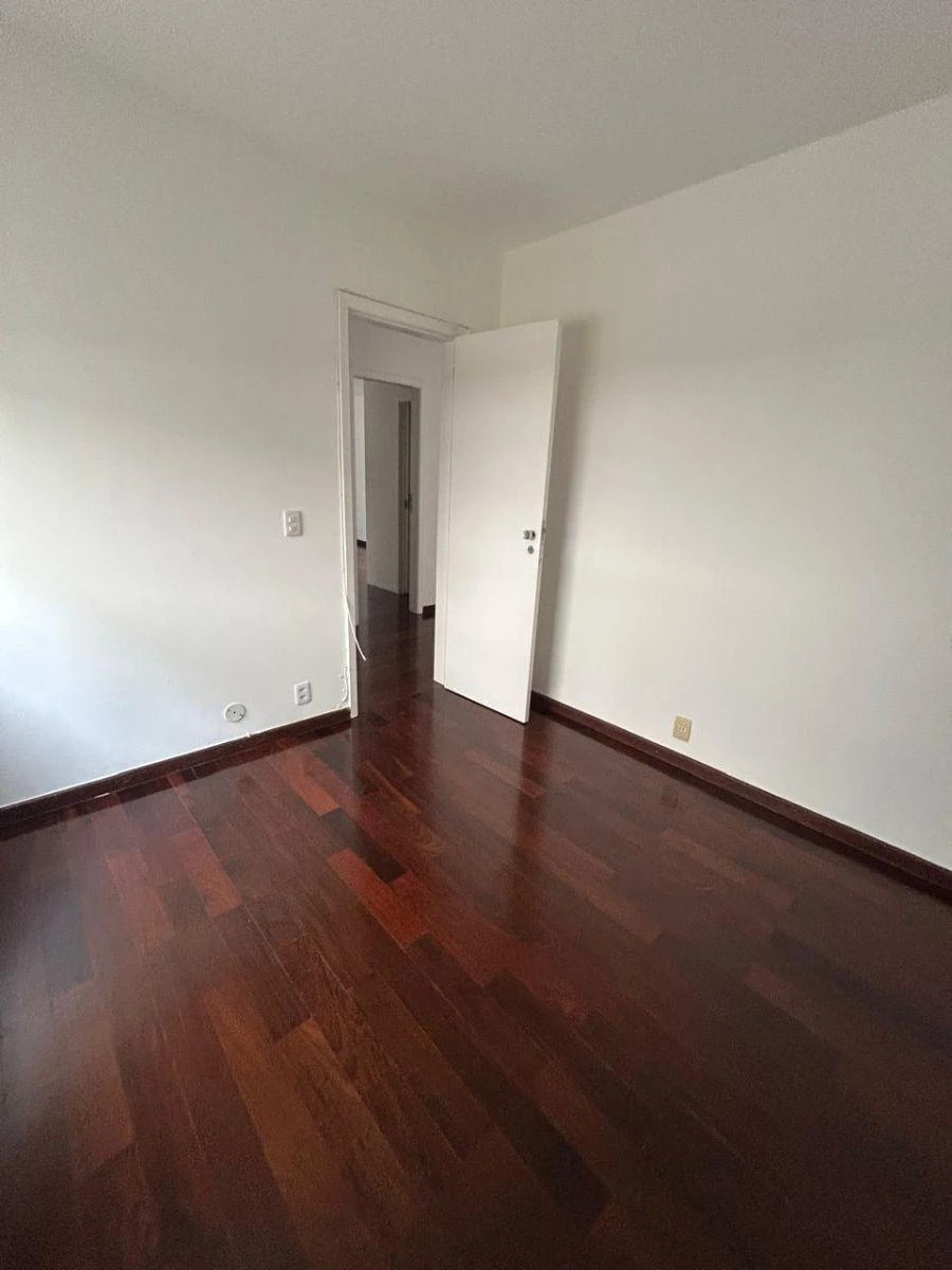 4-bedroom apartment with a walk-in closet — photo 32