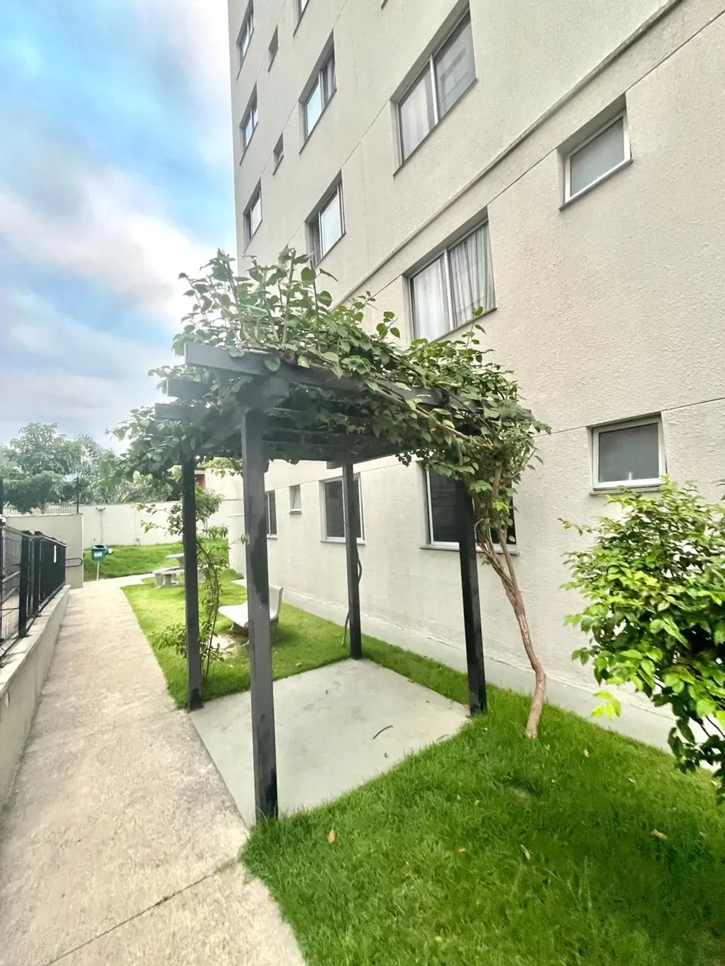 Balcony with a grill in a 2-bedroom apartment, 51 m² — photo 43