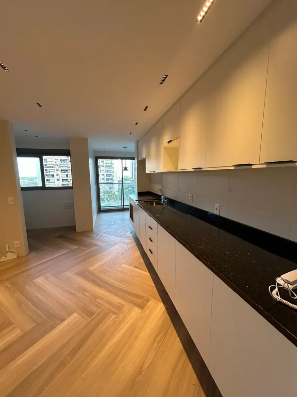 3-bedroom apartment with balcony and open-plan kitchen — photo 5