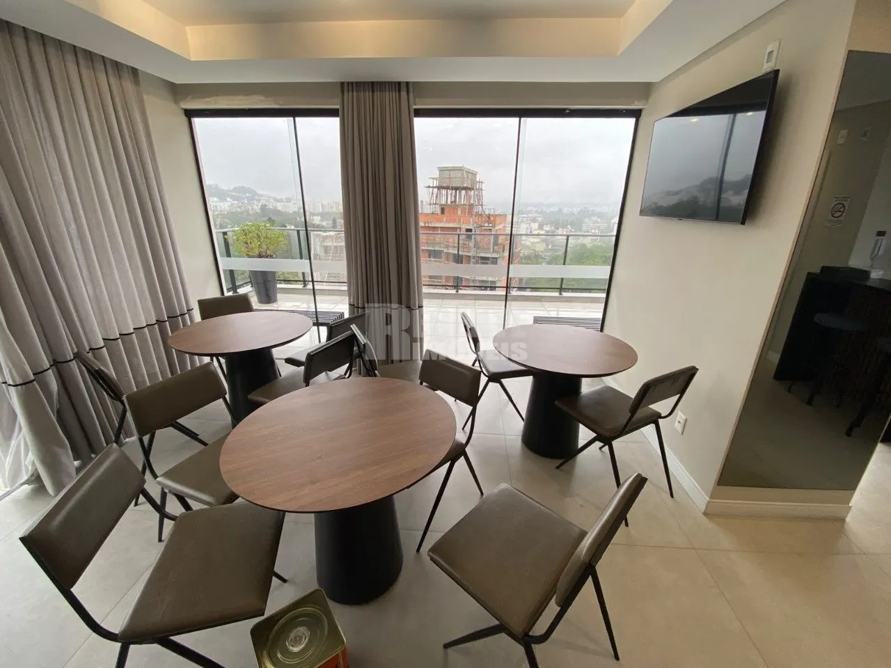 One-bedroom apartment in a building with a gym — photo 20