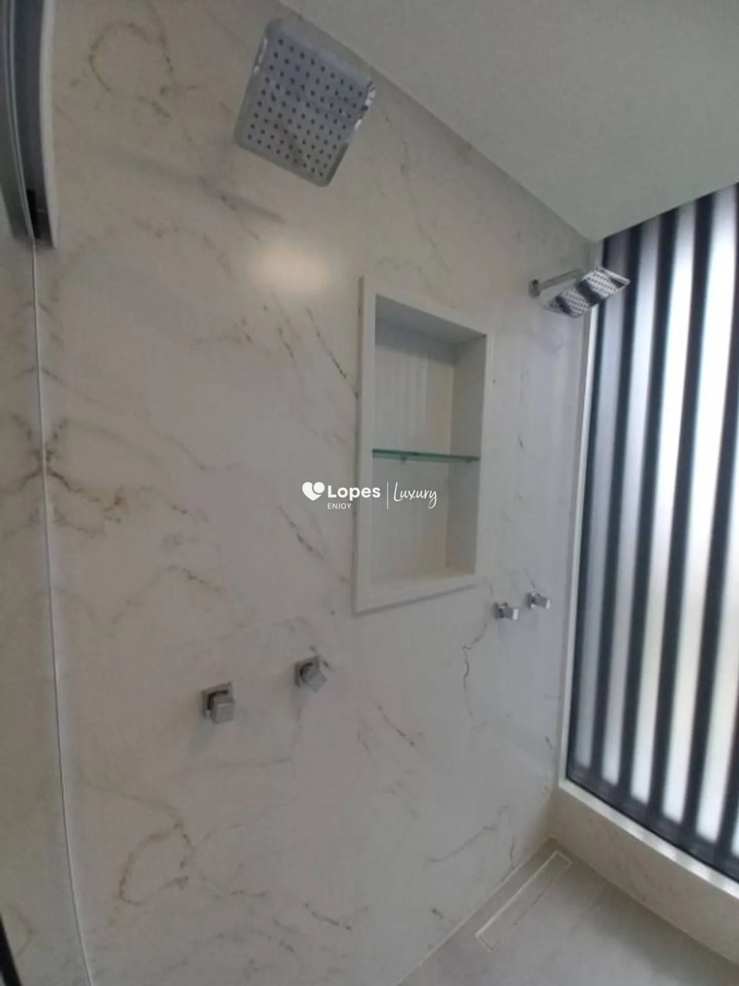 Unfurnished 4-bedroom house with 5 bathrooms and 329 m² — photo 27