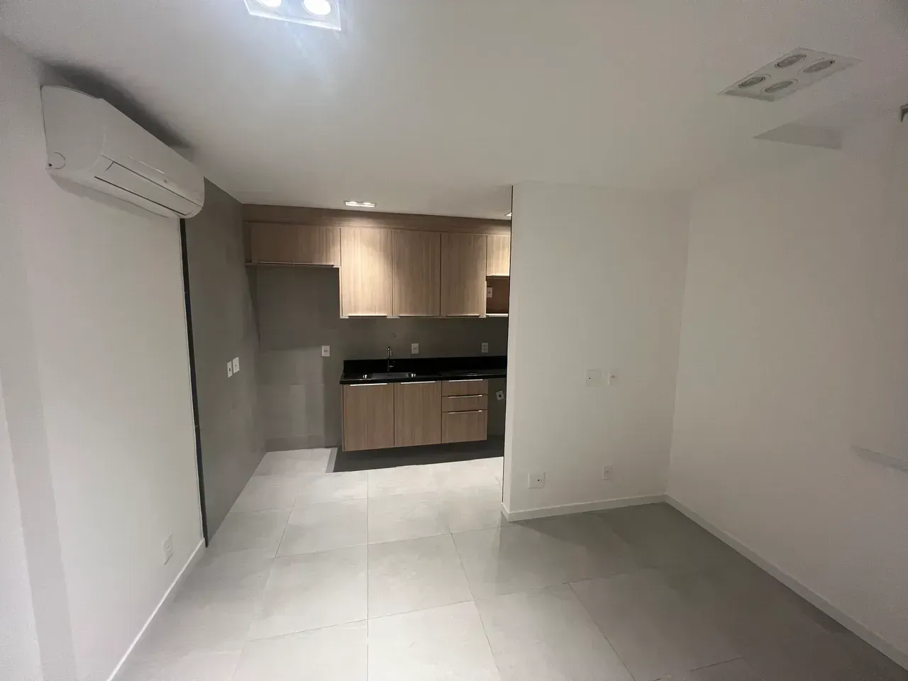 Unfurnished apartment with 1 bedroom and 1 bathroom