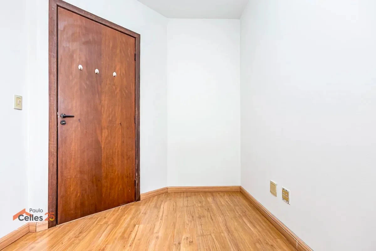 3-bedroom apartment with wood or laminate floors in Curitiba — photo 20