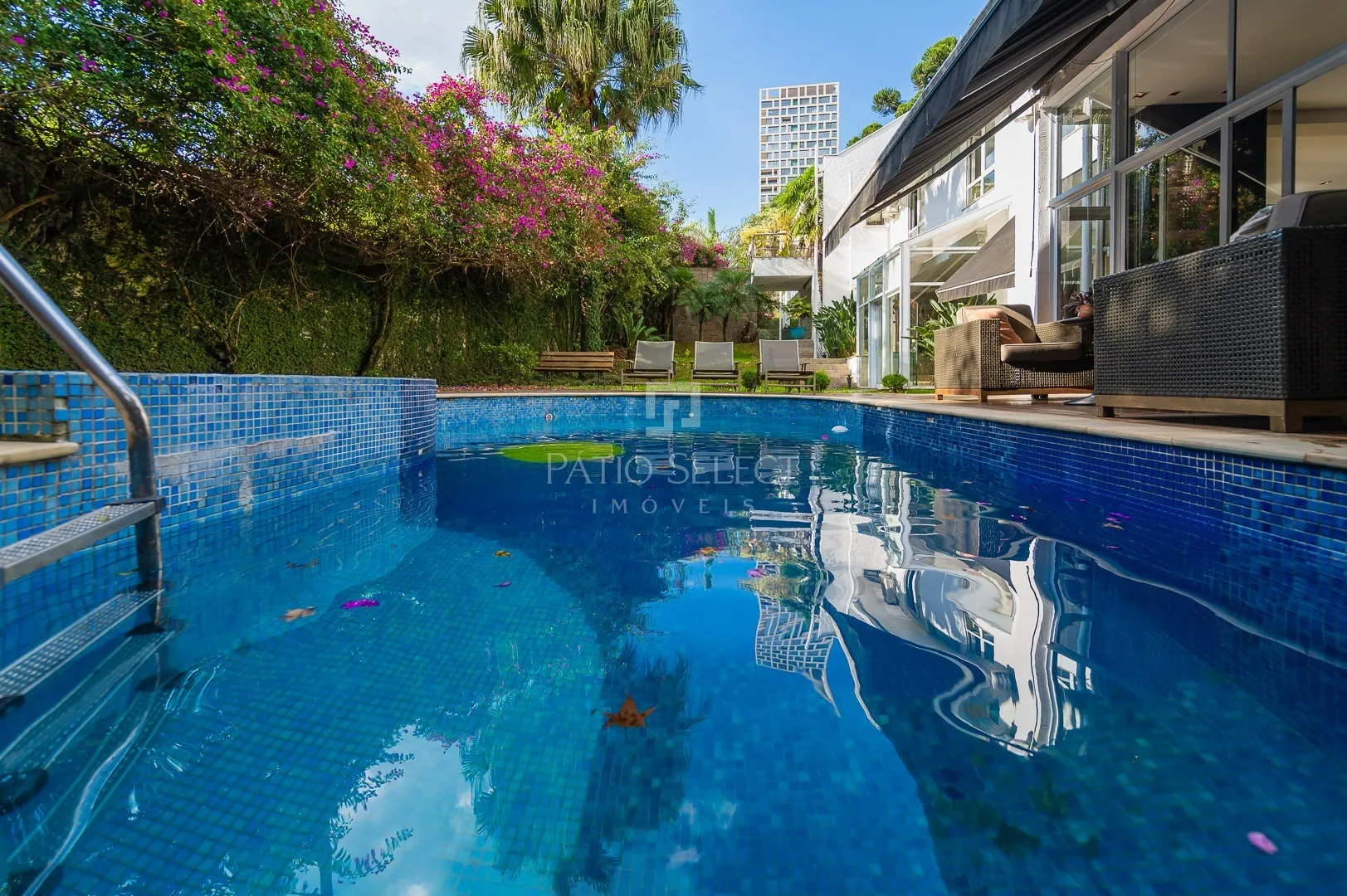 Floor-to-ceiling windows in a 6-bedroom house, 763 m² — photo 10